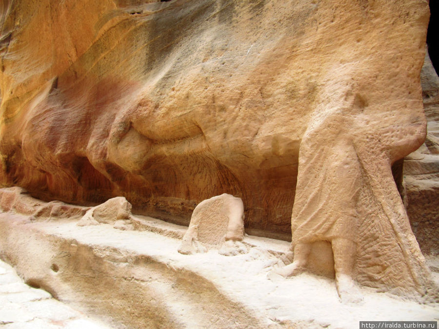 Древние скульпторы создавали полотна из камня — караван и погонщики Петра, Иордания