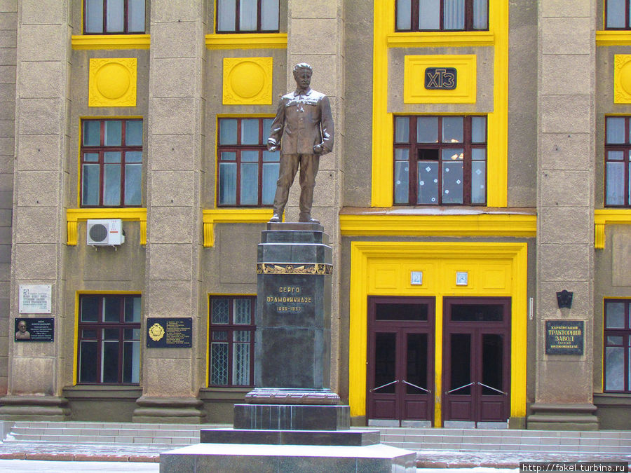 Памятник Орджоникидзе, чьё имя носит завод и рядом проходящий проспект Харьков, Украина