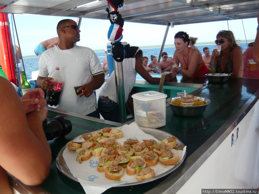 Небольшой перекус (закус) на борту катамарана. остров Саона и дель-Эсте Национальный Парк, Доминиканская Республика