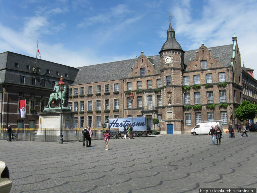 Ратуша и площадь в старом городе Дюссельдорф, Германия