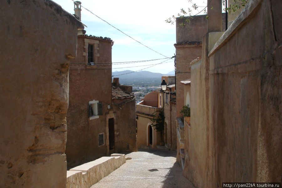 улочка , ведущая к крепости Капдепера, остров Майорка, Испания