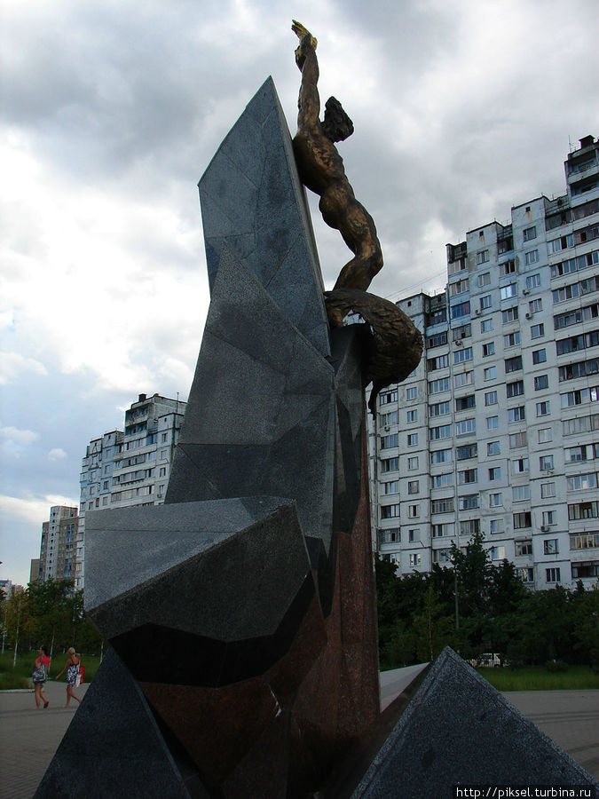 Скульптурная композиция с разных ракурсов Киев, Украина