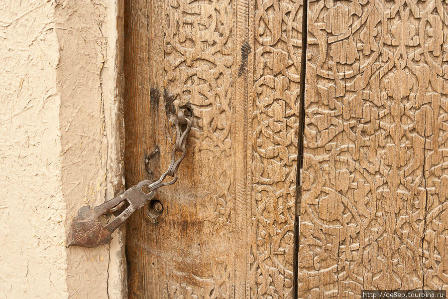 Года идут, а резная дверь и накидная щеколдка все тех же форм, что и века в... пятнадцатом Хива, Узбекистан
