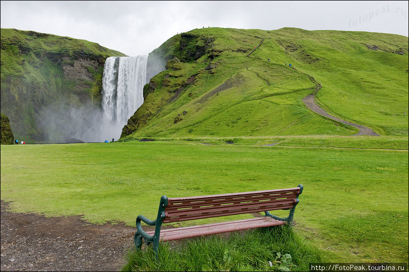 Можно подняться на самую вершину холма, где водопад берет свое начало, можно просто посидеть на скамеечке и понаслаждаться великолепием, а для самых отчаяных всегда есть вариант проверить себя на прочность и искупаться в водопаде! Скажу по секрету, мы это пробовали, ощущения не описать! Южная Исландия, Исландия