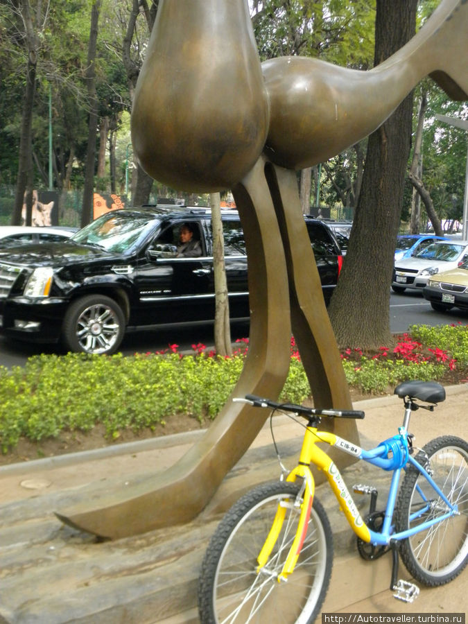 А это серия фотографий с велосипедом. Чтоб поверили.
Фотографии сами по себе не очень хорошие (отдельная история), но велосипед присутствует. Мехико, Мексика