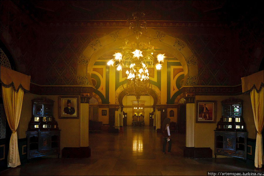 Внутри дворца — скромные по европейским меркам колониальные интерьеры. Медан, Индонезия