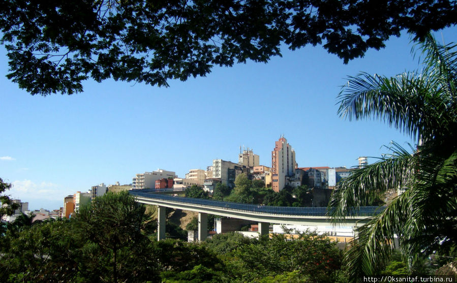 Вид на мост и город Апаресида. Апаресида, Бразилия