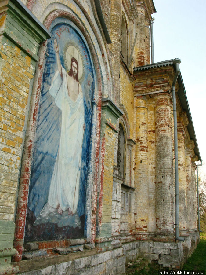 С красивыми фресками снаружи Парское, Россия