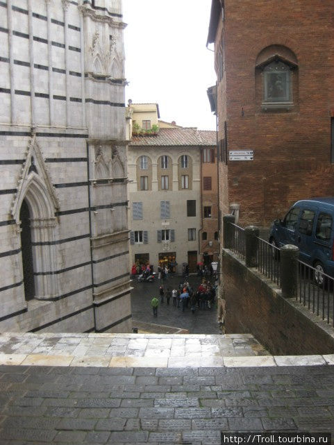 Вот таков перепад между передней частью собора и задней Сиена, Италия