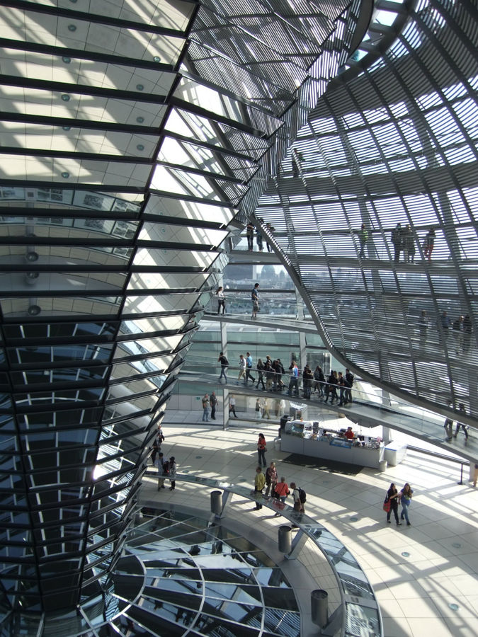 Под куполом — стеклянное царство зеркал и металла. Берлин, Германия