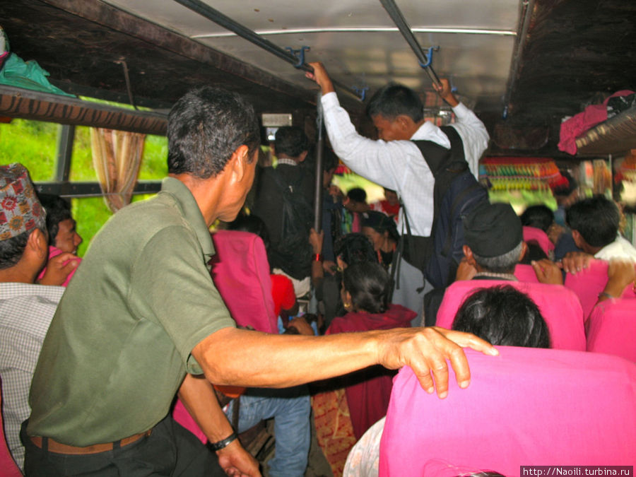 Автобус полон народу: сидим очень тесно Бесисахар, Непал
