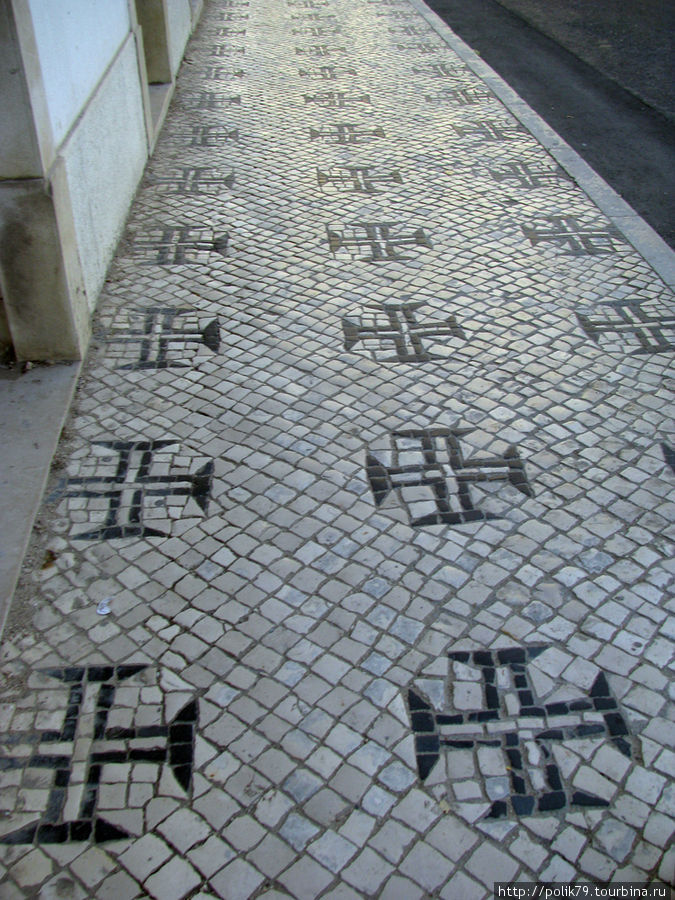 Символика крестоносцев находит свое отражение и в городской среде. Томар, Португалия