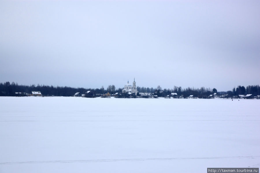 озеро Вселуг, на другом берегу деревня Квашнино Пено, Россия