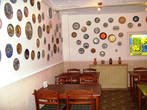 Стены чайной украшены декоративными тарелками