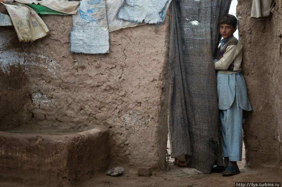 Талибы иногда совершают набеги на лагеря беженцев. За последний месяц из лагеря похитили 5 человек. В основном воруют молодых ребят. Пешавар, Пакистан