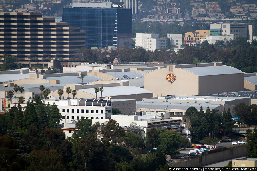 С холма, разделяющего Лос Анжелес видны киностудии. Все они расположены в Долине. За определенную сумму можно попасть внутрь и посмотреть на тематические парки развлечений, сделанные по мотивам фильма. Билеты стоят недешево, поэтому я решил туда не идти. Голливуд, CША