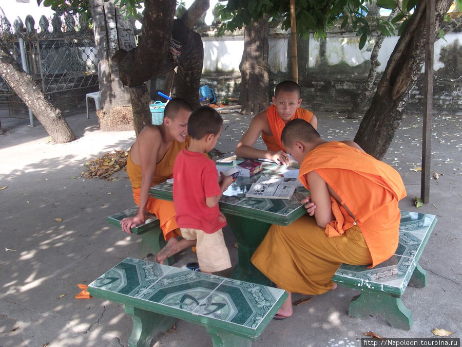 Монаси грызут гранит науки. Луанг-Прабанг, Лаос