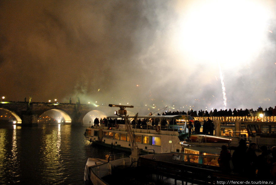 Прогулочные кораблики остановились у Карлова моста, а отмечающие праздник на воде высыпали на верхние палубы Прага, Чехия