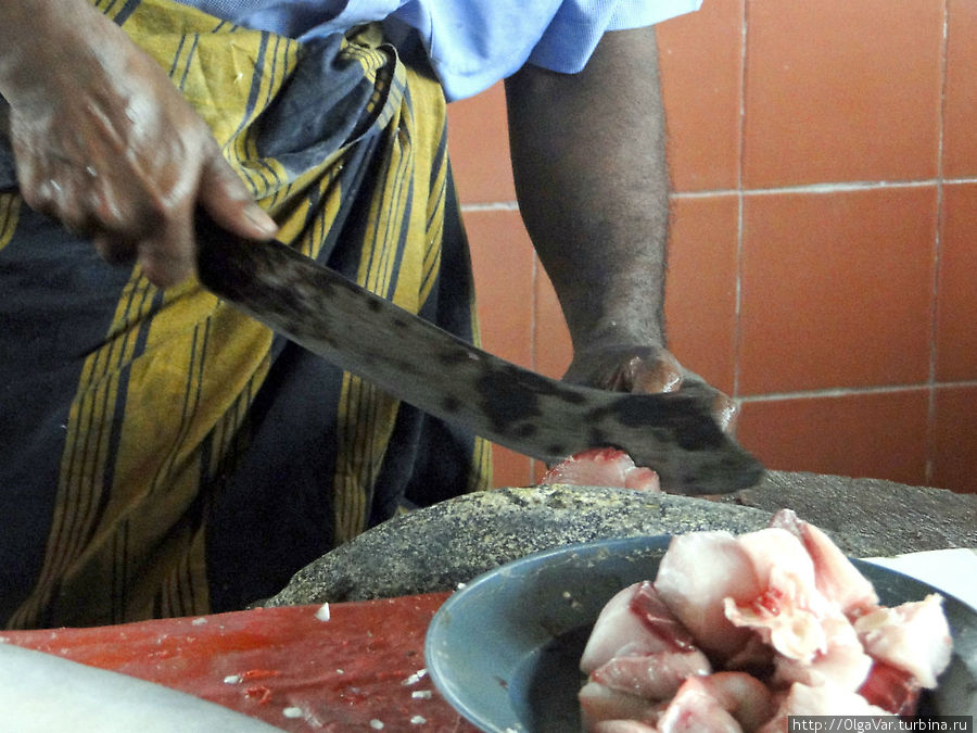 Нож, которым пользуются для разрезания, очень большой, скорее похожий на резак Тринкомали, Шри-Ланка