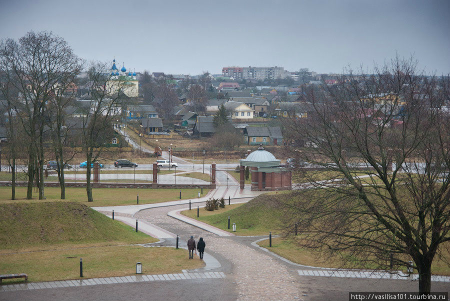 Вид на огороженную территорию замка и город Мир, Беларусь