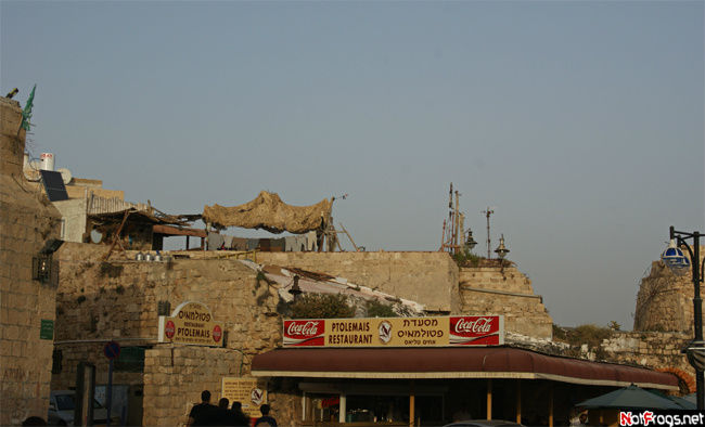 Ресторан Птолемей с эмблемой всем известного напитка (не реклама!) смотрится чужеродно и убого на этом фоне Акко, Израиль