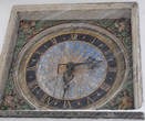Резные барочные часы на северном фасаде церкви Пюхавайму