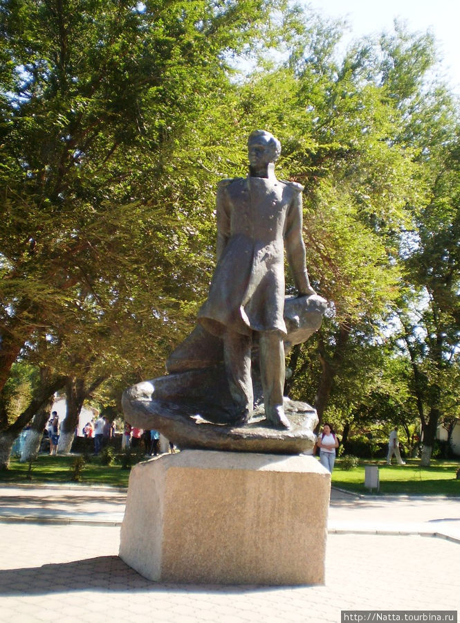 Памятник М. Ю. Лермонтову в сквере недалеко от музея Тамань, Россия