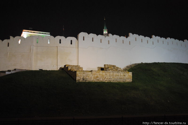 А вот снаружи Кремля башню видно не очень здорово. Примерно так. Казань, Россия