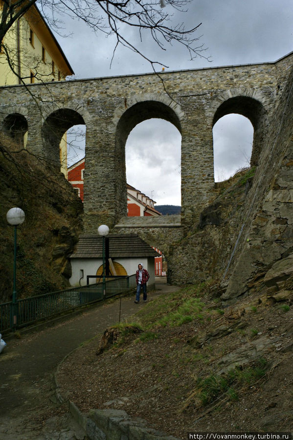 Мост в старый город, специально зашли под него, чтобы запечатлеть Чешский Крумлов, Чехия