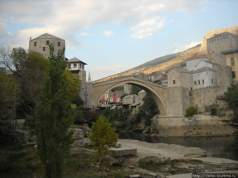Вид на мост с западного берега Мостар, Босния и Герцеговина