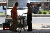 Большую часть жизни македонцы живут на улице. Они любят всё уличное. Разговоры на улице.