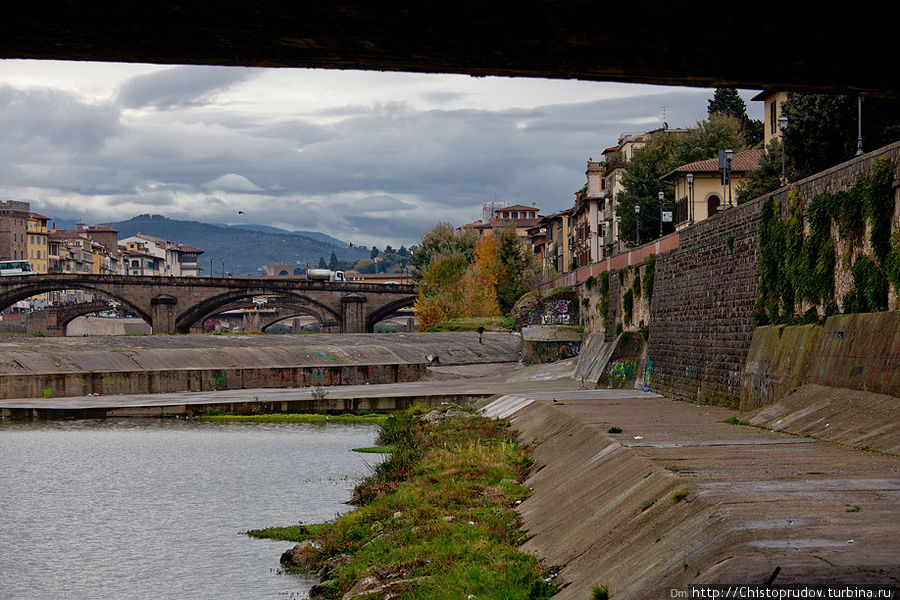 Дамба Pescaia di Santa Rosa на реке Арно была построена для снабжения водой стоявшие когда-то здесь мельницы. Флоренция, Италия