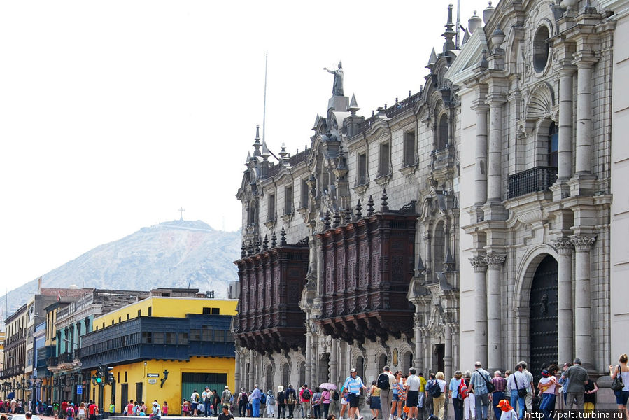 Деревянные резные балконы Дворца архиепископа притягивают к себе взгляд сразу же. Лима, Перу
