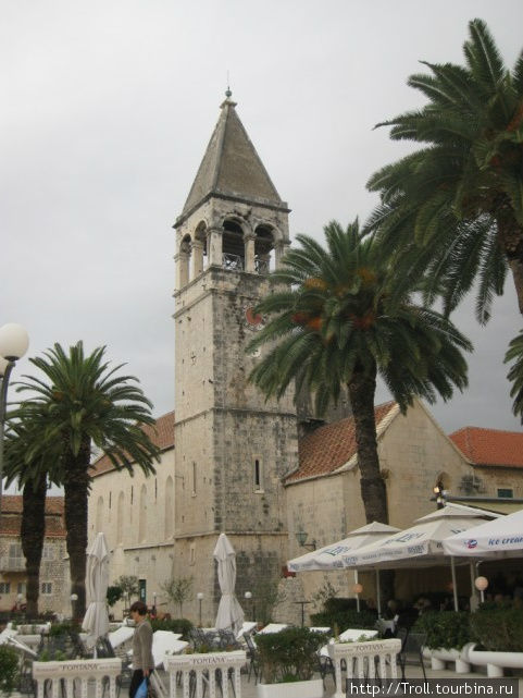 Вид вдоль набережной, где стену нынче заменяют рестораны и променад Трогир, Хорватия