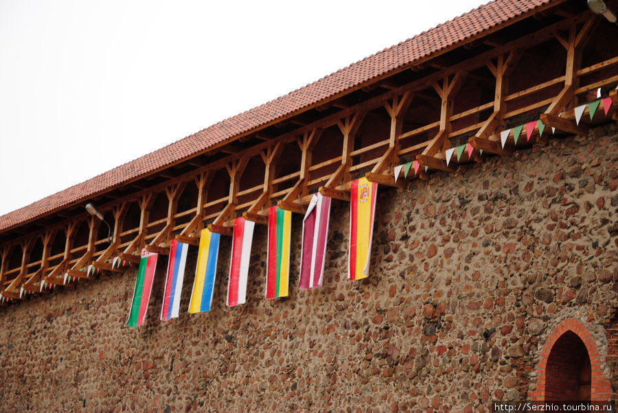 Флаги на стене замка Лида, Беларусь