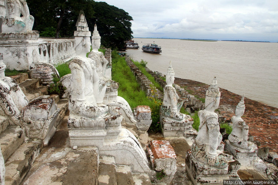 На берегу реки Иравади Мингун, Мьянма
