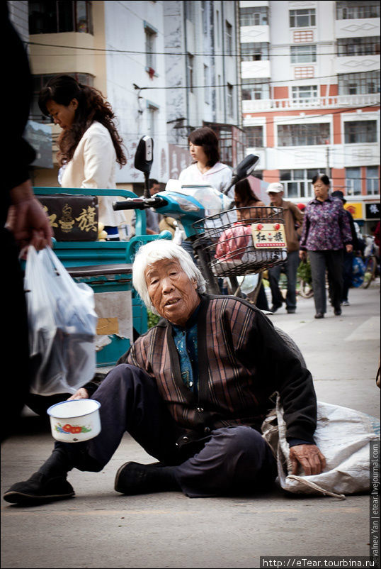 Бабушка просящая милостыню Хэйхэ, Китай