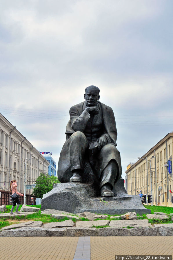 Памятник Якубу Коласу и героям его произведений, на площади Якуба Коласа Минск, Беларусь