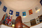 Эта фаллическая рыба расположена в здании кабинета министров. Здесь же флаги штатов Палау( а их под два десятка! ) ,а также стран, с которыми республика имеет дипотношения