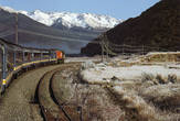 Поезд TranzAlpine идет с квозь Южные Альпы. Из фирменного журнала TranzScenic