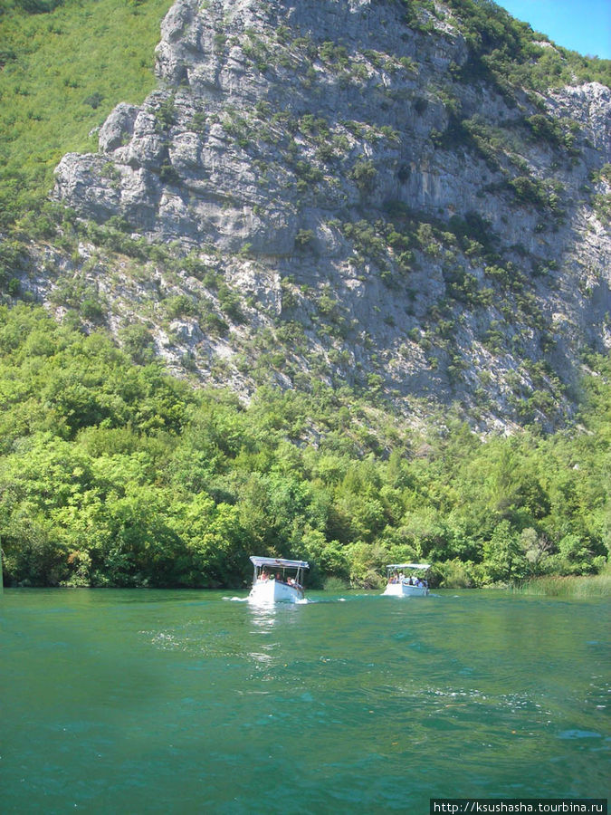 Лодочки на реке Цетина Омиш, Хорватия