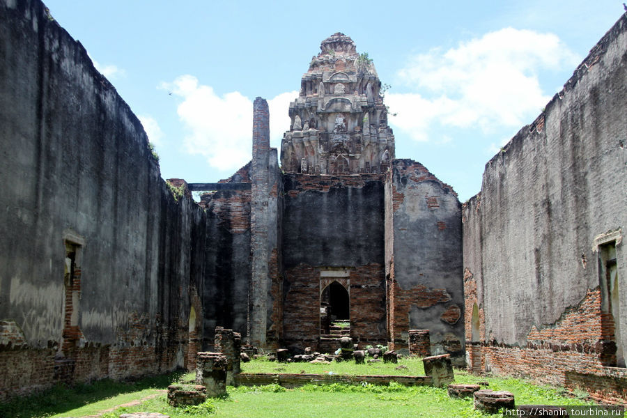 Старейший и крупнейший монастырь города Лоп-Бури, Таиланд