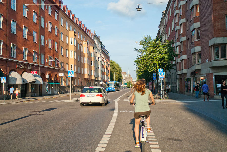 С велодорожками тут, конечно, не как в Нидерландах, но они имеются в немалом количестве, да и машин в городе не так много, чтобы они мешали ездить по тем улицам, где нет велодорожек. Стокгольм, Швеция