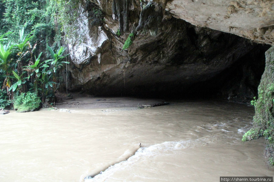 Река выходит из пещеры Мае-Хонг-Сон, Таиланд