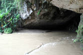 Река выходит из пещеры