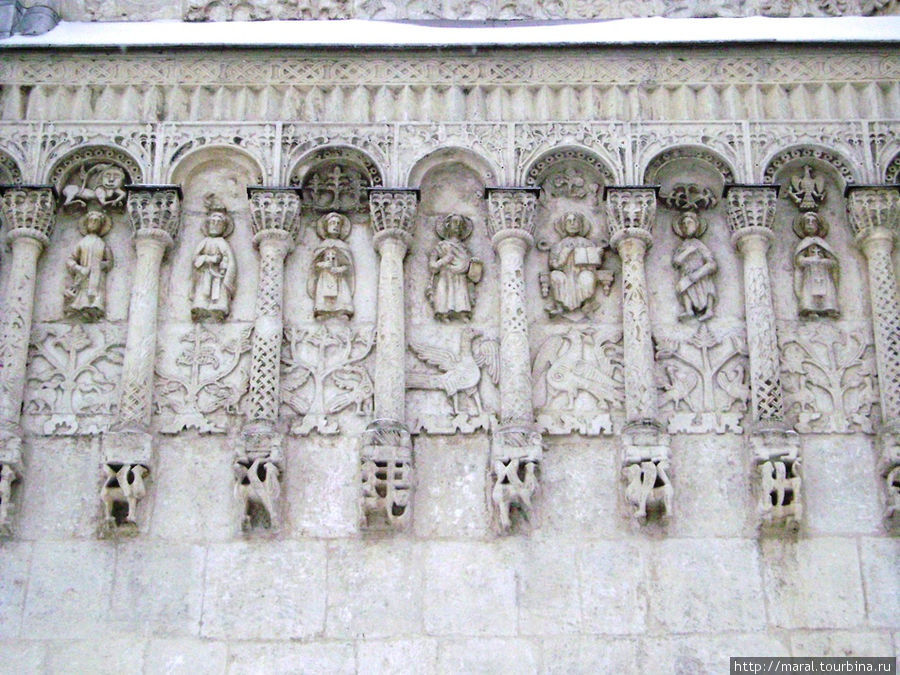 Посредине храм охвачен нарядным поясом-колоннадой Владимир, Россия