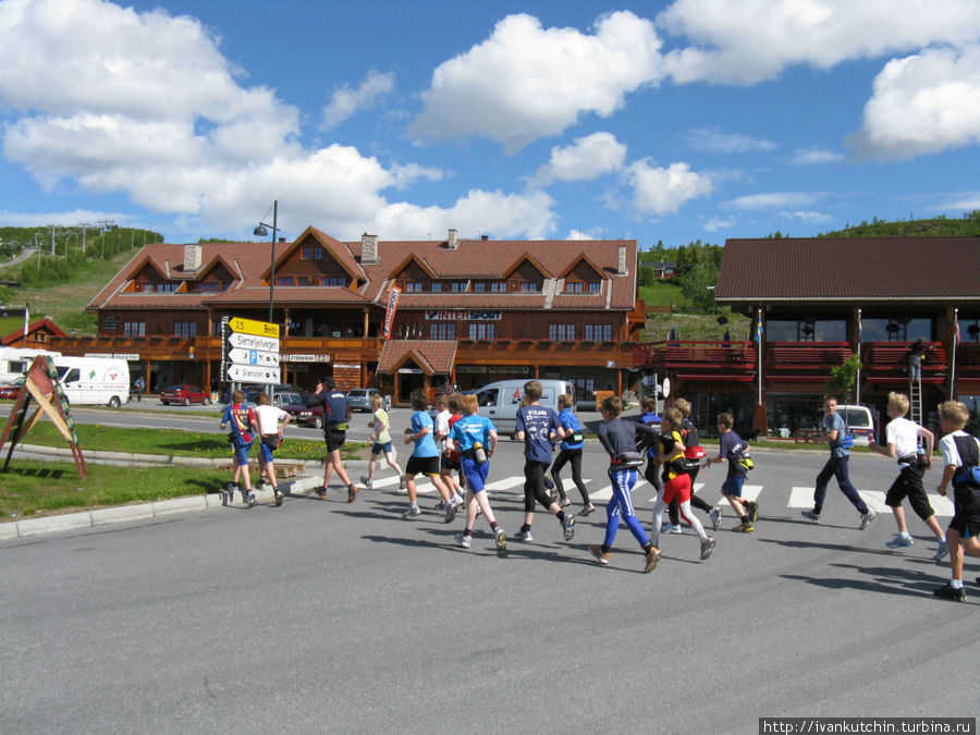 Городок Бейтостолен — спортивная база лыжников. В июне тренировки не прекращаются. Гейрангер - Гейрангерфьорд, Норвегия