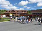 Городок Бейтостолен — спортивная база лыжников. В июне тренировки не прекращаются.