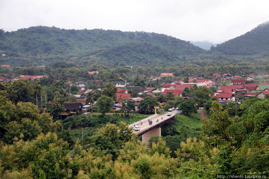 Вид на Луангпхабанг от Пагоды мира Луанг-Прабанг, Лаос