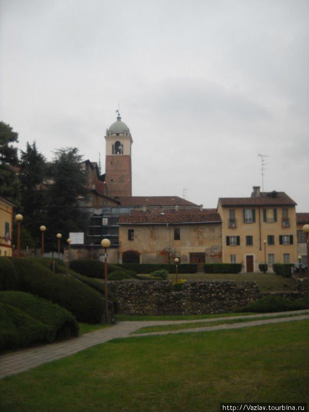 Колокольня собора торчит над застройкой Новара, Италия